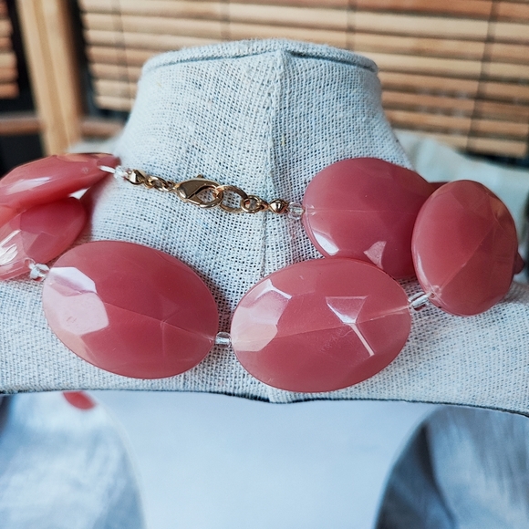 Salmon Color Faceted Translucent Acrylic Lucite Large Oval Flat Bead Necklace - Picture 3 of 14